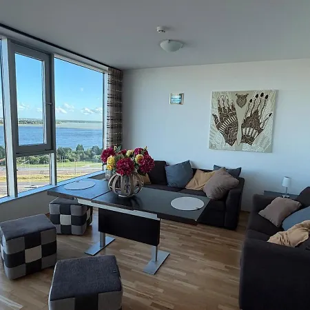 Appartamento Sky-high Lake-view Retreat, Near City, Airport&bus Reval