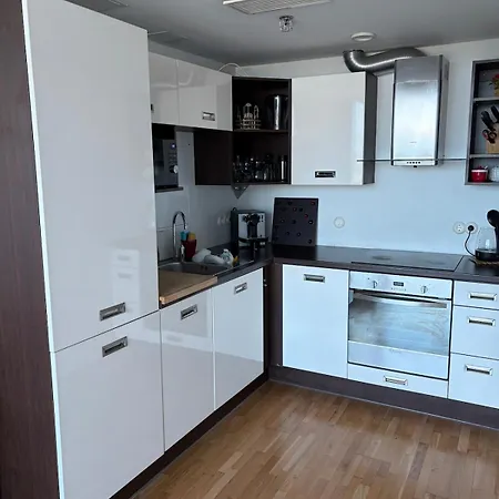 Sky-high Lake-view Retreat, Near City, Airport&bus Appartamento *
